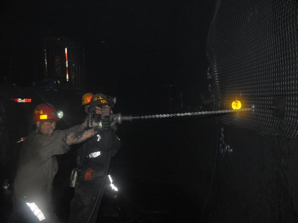 掘進(jìn)公司推進(jìn)百日安全活動(dòng)“穩(wěn)、準(zhǔn)、狠”