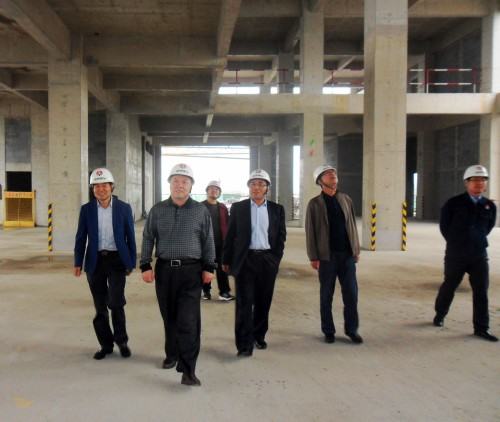 陜煤集團總經(jīng)理助理、建設(shè)集團聯(lián)合黨委書記、董事長寧興剛“雙節(jié)”期間深入澄合分公司中科遙感工地慰問施工一線的干部職工