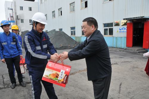 陜煤集團總經(jīng)理助理、建設(shè)集團聯(lián)合黨委書記、董事長寧興剛一行節(jié)日期間深入洗選煤運營公司基層慰問一線員工