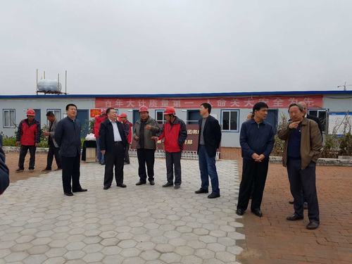 陜煤集團總經(jīng)理助理、建設(shè)集團聯(lián)合黨委書記、董事長寧興剛一行蒞臨韓城分公司榆北煤業(yè)公司小保當(dāng)?shù)V施工現(xiàn)場和大家一起過中秋