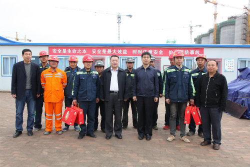 到一線，送祝福，鼓干勁