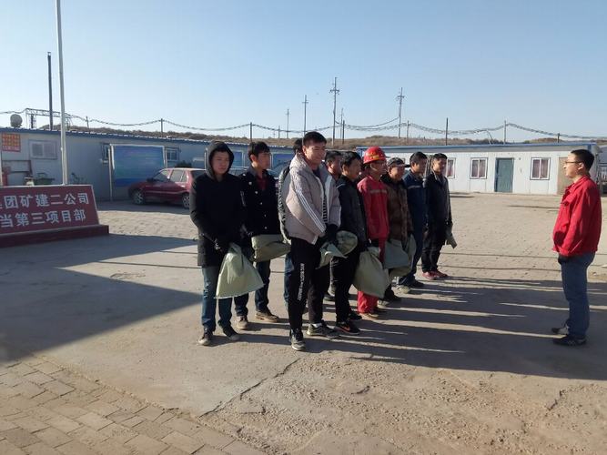 礦建二公司小保當(dāng)?shù)谌椖坎块_展撿垃圾環(huán)?；顒?></div>
                                <div   id=