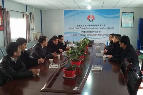 建設集團董事長寧興剛、副總經(jīng)理王明智蒞臨出席冶坪煤礦副井風井貫通慶典儀式