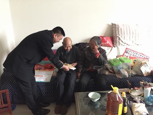 礦建二公司慰問困難職工，送去企業(yè)關(guān)愛