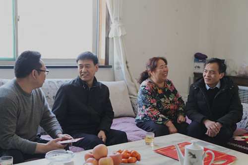 建設(shè)集團(tuán)聯(lián)合黨委副書(shū)記、紀(jì)委書(shū)記、工會(huì)主席侯本英走訪慰問(wèn)機(jī)電安裝公司困難職工