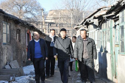 建設(shè)集團(tuán)聯(lián)合黨委副書(shū)記、紀(jì)委書(shū)記、工會(huì)主席侯本英 為韓城分公司困難職工送來(lái)春節(jié)祝福