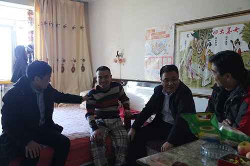 建設(shè)集團副總經(jīng)理王明智深入機電安裝公司情暖困難職工