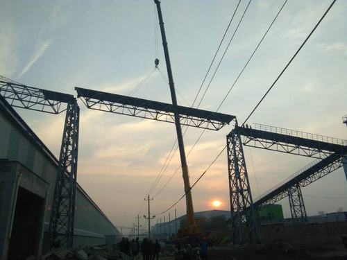 銅煤公司承建的美鑫氧化鋁1#、2#倉(cāng)庫(kù)工程桁架成功實(shí)現(xiàn)合攏施工