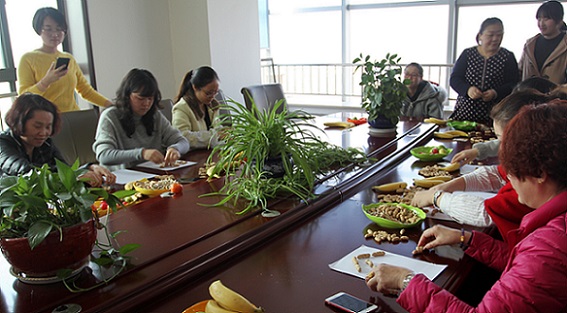 流光溢彩，情暖三?八