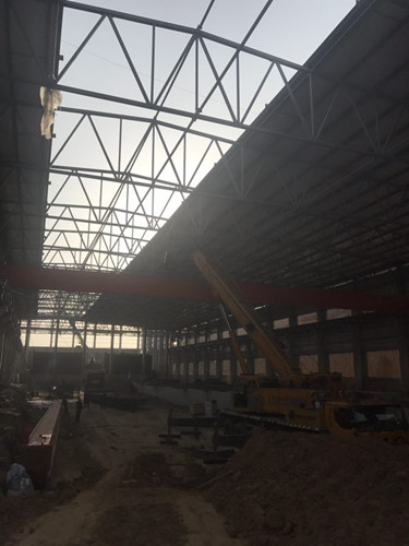 天工公司銅川項目部美鑫熔鑄車間33米跨天車一次性吊裝完成