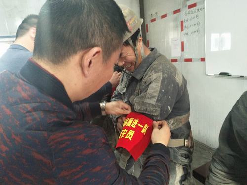 掘進(jìn)公司紅柳林項(xiàng)目部群安員讓紅袖章“更紅”