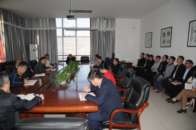  掘進(jìn)公司認(rèn)真?zhèn)鬟_(dá)“追趕超越”考核點評會精神