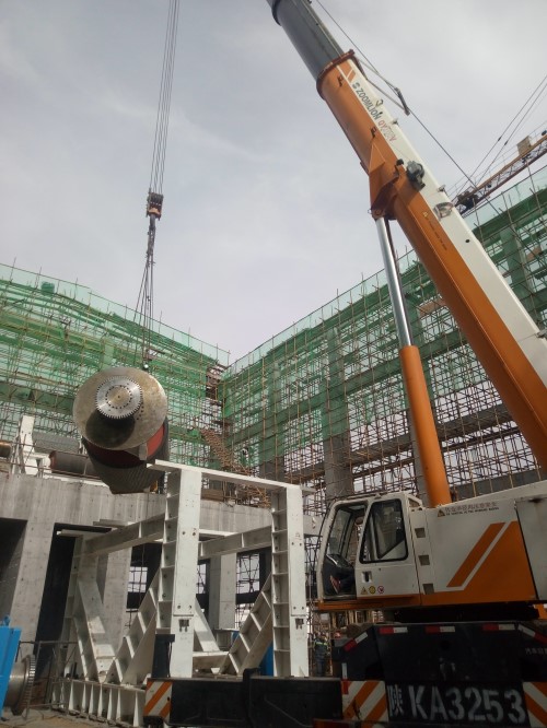 機(jī)電安裝公司承建的小保當(dāng)一號(hào)煤礦主斜井帶式輸送機(jī)配電、控制及機(jī)械設(shè)備安裝如火如荼