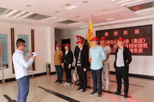 彰顯青春 關(guān)愛(ài)老人