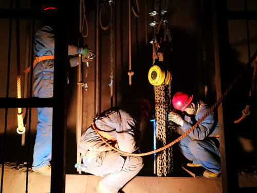 陜煤建設(shè)機(jī)電安裝公司酒鋼項目部“快、準(zhǔn)、穩(wěn)”調(diào)試罐籠記