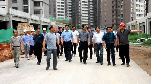 銅川礦業(yè)公司領導深入銅煤1#、2#小區(qū)施工現場調研指導項目建設工作