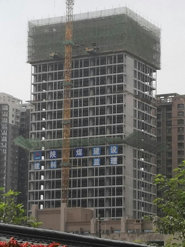 陜煤建設(shè)天工公司雅荷項目部奮力沖刺雅荷中央廣場1、2#樓封頂