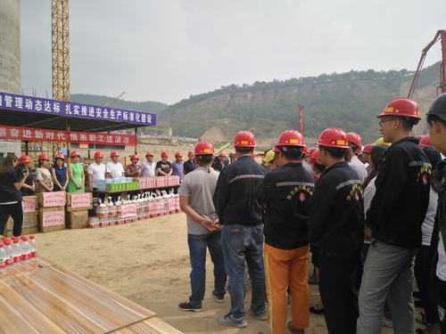 延安市總工會(huì)慰問(wèn)陜煤建設(shè)礦建二公司車(chē)村一線職工