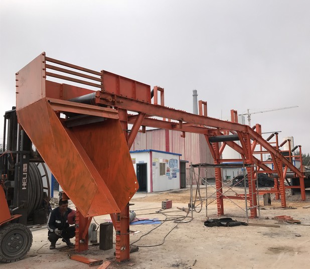 陜煤建設(shè)礦建三公司曹家灘項目部創(chuàng)新改造皮帶機頭架設(shè)運煤“天橋”