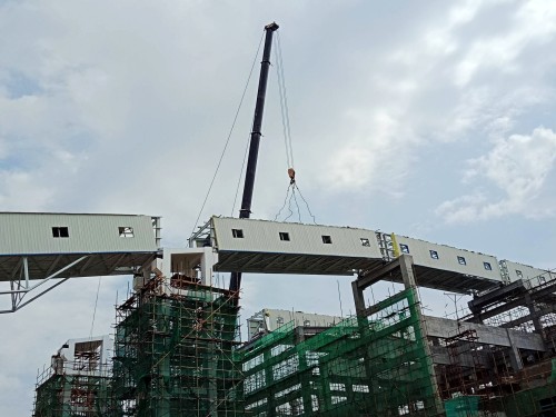 陜煤建設澄合分公司小保當預先篩分車間至主廠房鋼結構棧橋順利吊裝成功
