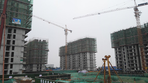 陜煤建設天工公司蒲城清源能源項目部緊抓清源小區(qū)施工 奮力沖刺封頂目標