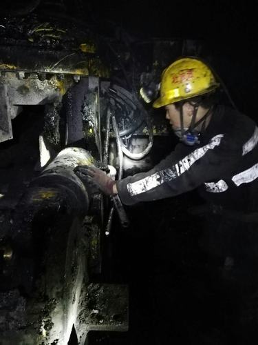 陜煤建設掘進公司：紅柳林項目部輔運巷道標準貫通不留尾