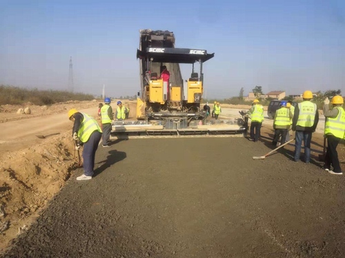 陜煤建設(shè)路橋分公司推進大荔G242公路水穩(wěn)攤鋪工作