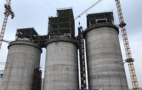 陜煤建設(shè)韓城分公司土建九項目部紅柳林煤礦選煤廠2號產(chǎn)品倉工程順利封頂