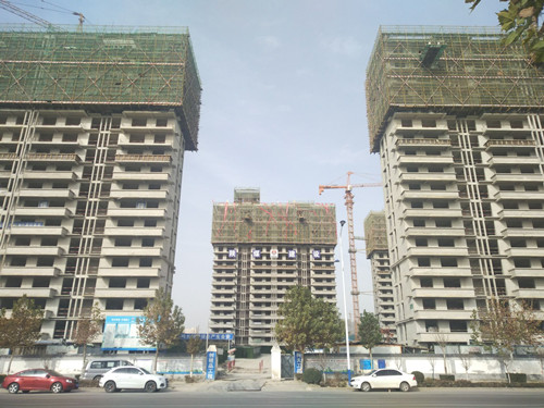 陜煤建設(shè)天工公司清源小區(qū)一期首批開工5棟樓全部封頂