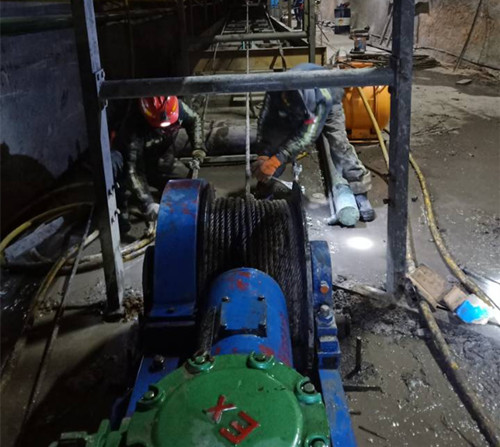 陜煤建設機電安裝公司檸條塔項目部順利搶修更換皮帶張緊裝置