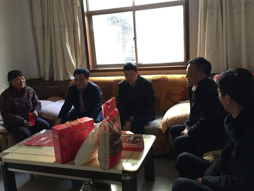 王明智走訪慰問機(jī)電安裝公司困難職工