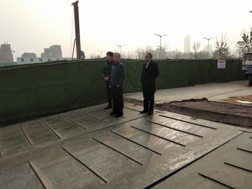 陜煤集團(tuán)副總經(jīng)理閔龍一行蒞臨藍(lán)山水岸工地檢查指導(dǎo)工作