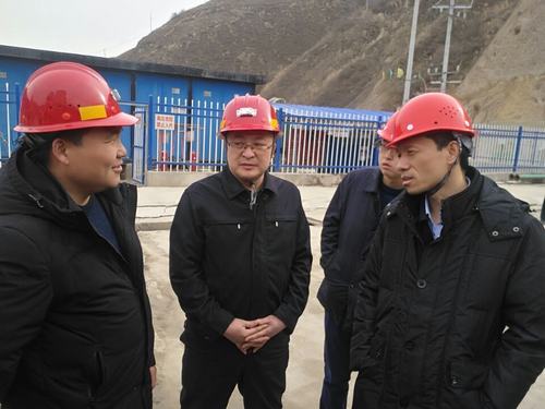 延安市副市長王軍營新年伊始蒞臨車村項目部調研