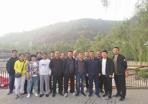 陜煤建設設備租賃中心開展迎“五一”登山活動