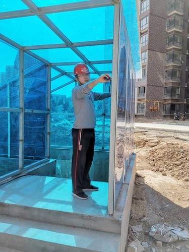 風(fēng)吹浪打揉不碎，寒來(lái)暑往見(jiàn)精神