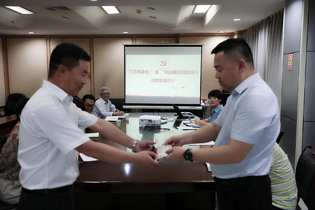 亮身份，陜煤建設(shè)路橋分公司黨員干部在行動(dòng)！