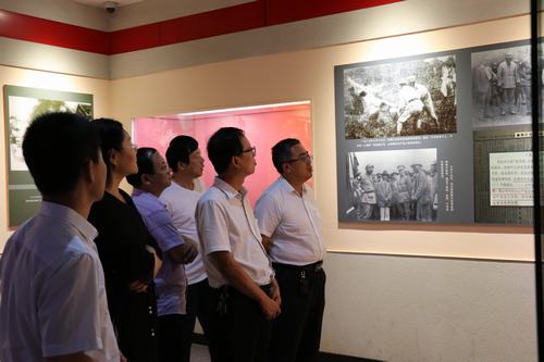 陜煤建設(shè)澄合分公司領(lǐng)導(dǎo)班子開展愛國(guó)主義教育過主題黨日