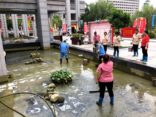 陜煤建設(shè)公司江南世紀城小區(qū)開展景觀噴泉徹底清淤工作