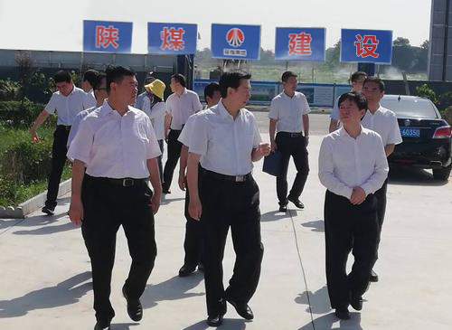 陜西省委常委、省委政法委書(shū)記莊長(zhǎng)興一行深入陜煤建設(shè)渭南分公司南京金龍電動(dòng)車(chē)項(xiàng)目開(kāi)展調(diào)研