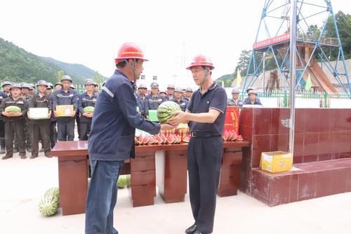 公司領(lǐng)導(dǎo)深入一線(xiàn)“送清涼”慰問(wèn)