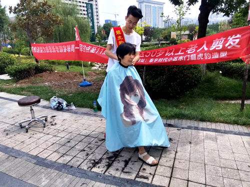 陜煤建設公司：社區(qū)來了義務理發(fā)隊　免費理發(fā)暖人心