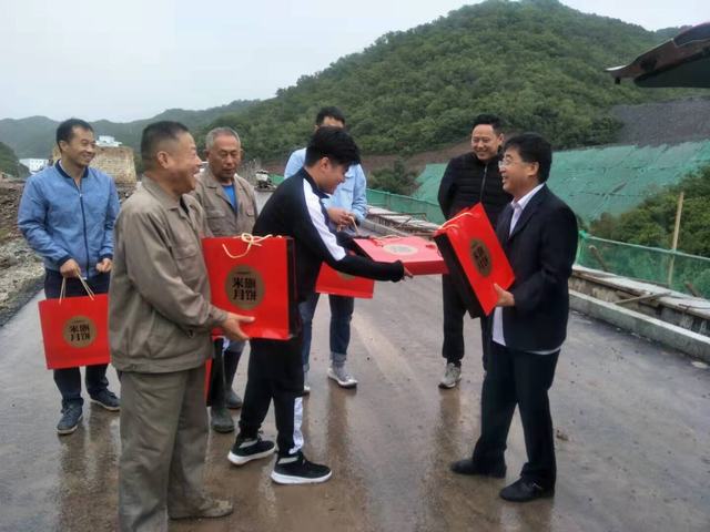 陜煤建設(shè)銅川公司“中秋”慰問(wèn)送祝福