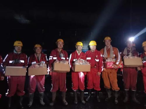 榆北曹家灘礦業(yè)公司主要領(lǐng)導(dǎo)慰問(wèn)陜煤建設(shè)掘進(jìn)公司一線職工