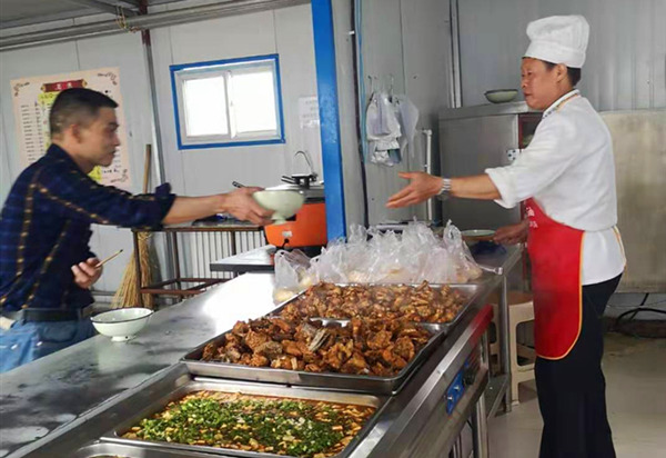 工地食堂里飄出了“家鄉(xiāng)味”