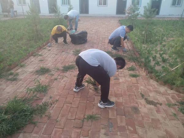 陜煤建設(shè)韓城分公司榆林項(xiàng)目部開展義務(wù)勞動(dòng)活動(dòng)增強(qiáng)項(xiàng)目部的向心力