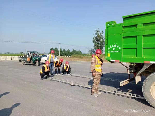 陜西公路局檢查組深入G242大荔過(guò)境段公路項(xiàng)目檢查指導(dǎo)工作