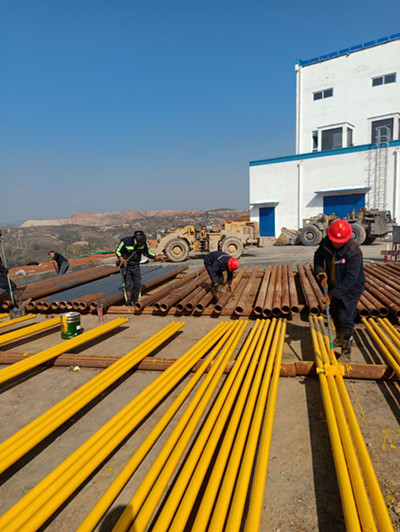 陜煤建設(shè)機(jī)電安裝公司承建的沙梁礦回風(fēng)斜井管路安裝正式施工