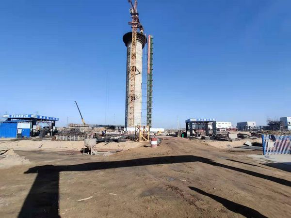 陜煤建設(shè)天工公司土建五部承建的儲煤場落煤筒滑模施工一次性澆筑完成