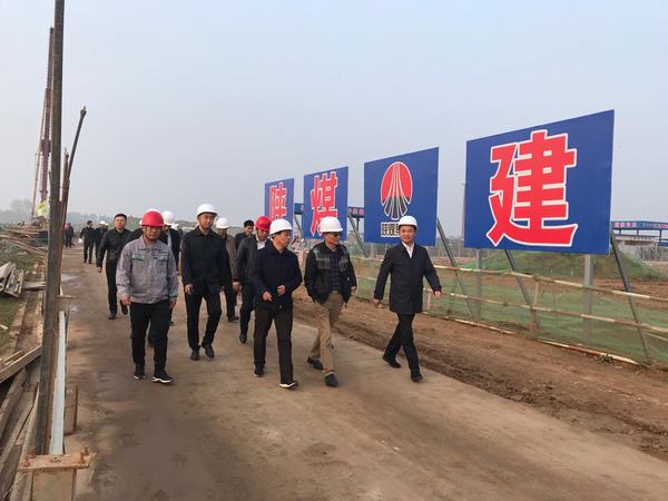 渭南市常務(wù)副市長(zhǎng)楊武民、開沃新能源汽車集團(tuán)副董事長(zhǎng)丁星勝一行現(xiàn)場(chǎng)推進(jìn)渭南南京金龍項(xiàng)目建設(shè)