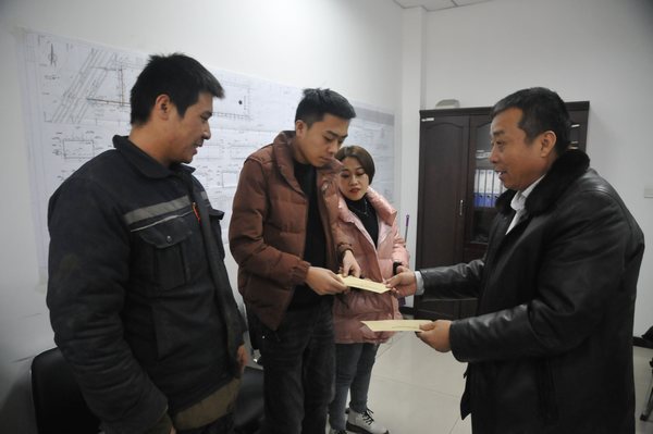 陜煤建設(shè)掘進(jìn)公司：節(jié)前慰問(wèn)困難員工 真情關(guān)愛(ài)暖人心